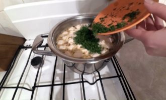 Добавляем в суп рубленный укроп