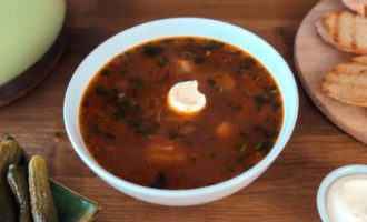 Подача фасолевого супа со сметаной