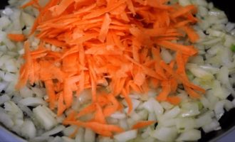 Добавляем к луку морковь