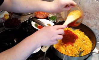 Добавляем томатную пасту к зажарке