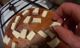 Плавленный сыр режем кубиками