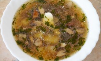 Подача грибного супа со сметаной и зеленью