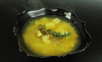Гороховый суп в черной тарелке