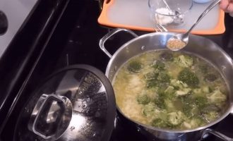 Добавить приправы в суп