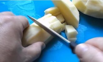 Картофель нарежем кубиками