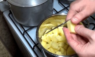 Картофель порезать средними кусочками