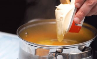 Плавленный сыр добавляем в рыбный суп