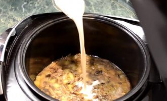 Добавляем сливки в грибной суп