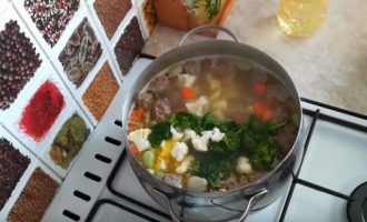 Добавляем капусту цветную в суп и брокколи