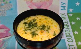 Подача сырного супа с зеленью
