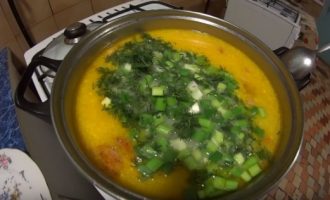 Добавляем в суп зелень