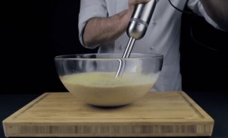 Измельчаем суп-пюре блендером