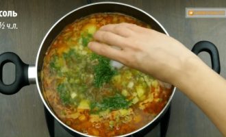 Приправляем суп и добавляем зелень