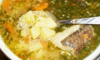 Подача супа из рыбы с зеленью