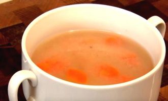 Рыбный суп с морковью и манкой