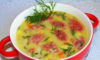 Подача горохового супа с колбасками и укропом