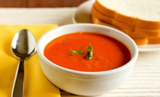 Подача томатного крем-супа с зеленью