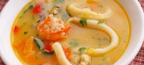 Быстрый суп с креветками и кальмарами