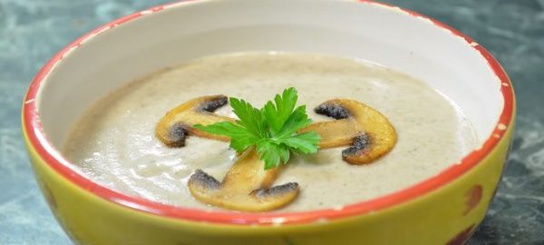 Грибной суп-пюре, приготовленный в мультиварке