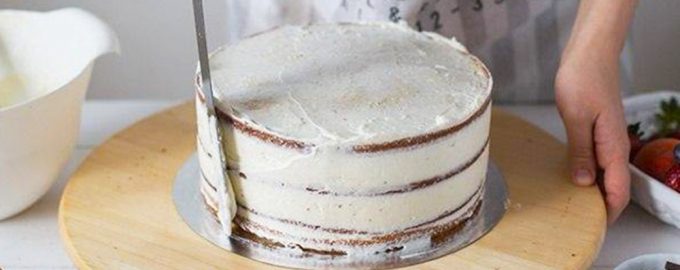 Выравнивание торта кремом