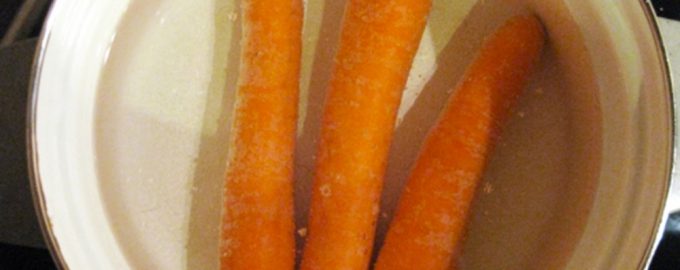 Морковь варится для салата