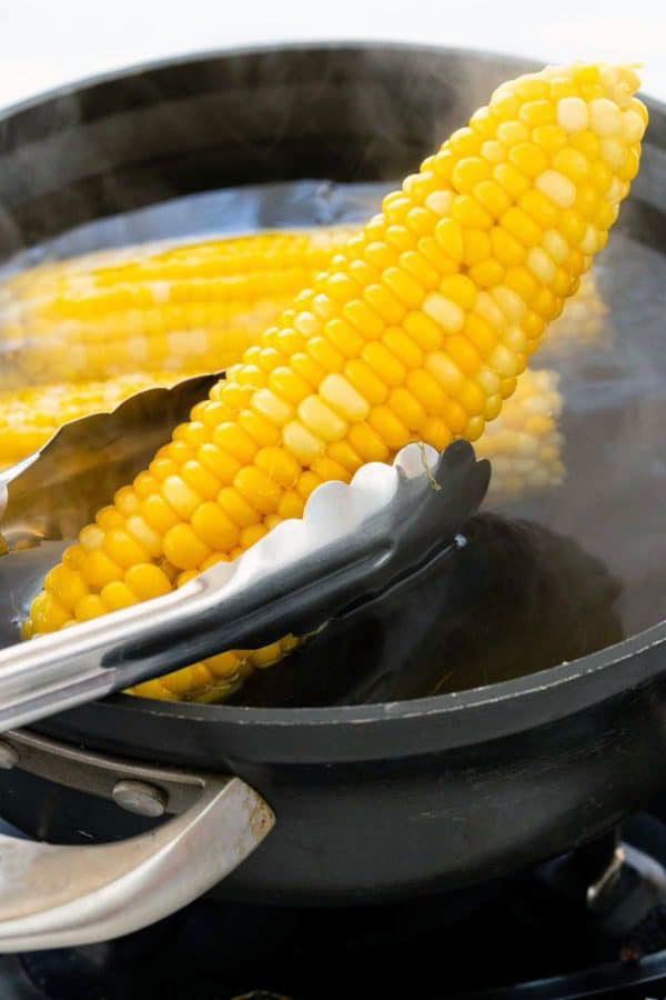 Как сварить кукурузу в початках
