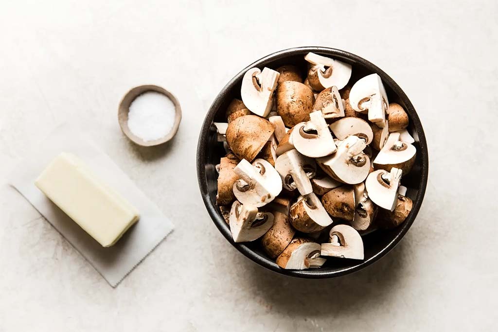 Выложите подготовленные грибы в средний или большой сотейник.