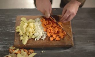 Нарезаем картофель, морковь и лук
