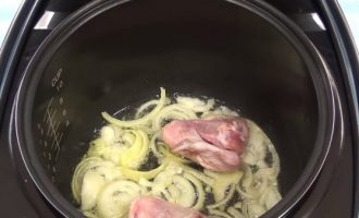 Обжариваем лук для куриного супа с вермишелью в мультиварке Редмонд
