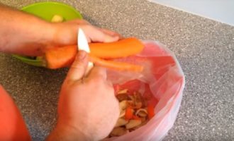 Чистим морковь, картофель и лук
