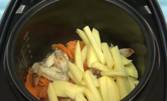 Добавляем картофель для куриного супа с вермишелью в мультиварке Редмонд