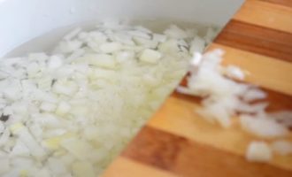 Свежий лук добавляем в кастрюлю с водой