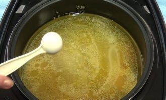 Солим куриный суп с вермишелью в мультиварке Редмонд