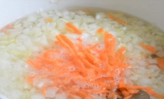 Морковь и лук в кастрюле с водой