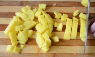 Картофель нарезаем средними кубиками