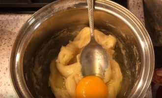 Добавляем яйцо в заварное тесто