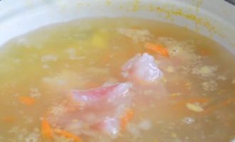 Рыбный суп в процессе варки